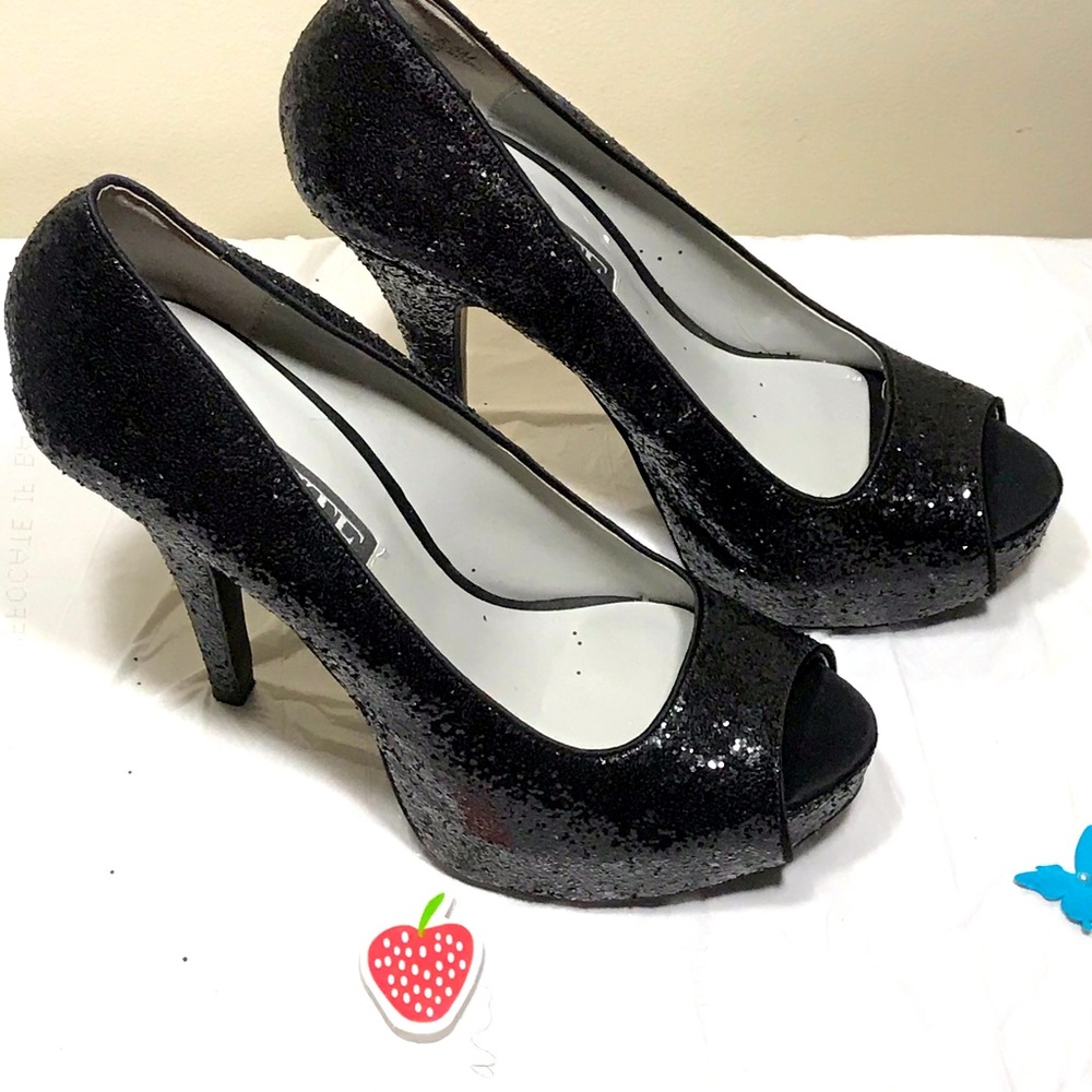 White by Vera Wang Sparkley black pumps Sz 8.5